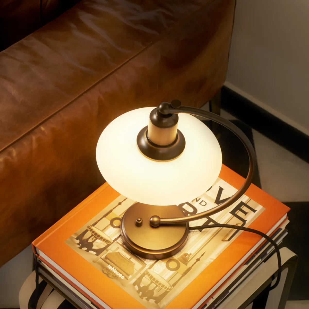 Louis Poulsen PH 2/2 Luna Aged Brass Opal Bordlampe