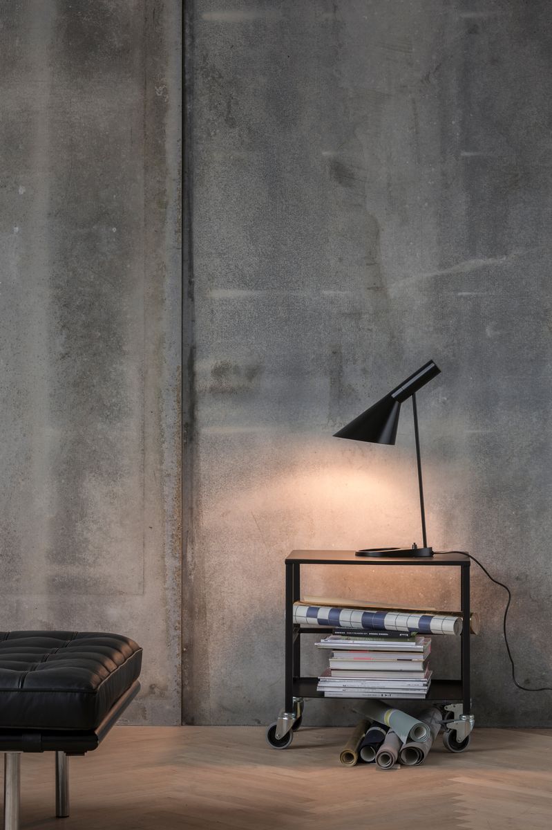 Louis Poulsen AJ Bordlampe, Sort