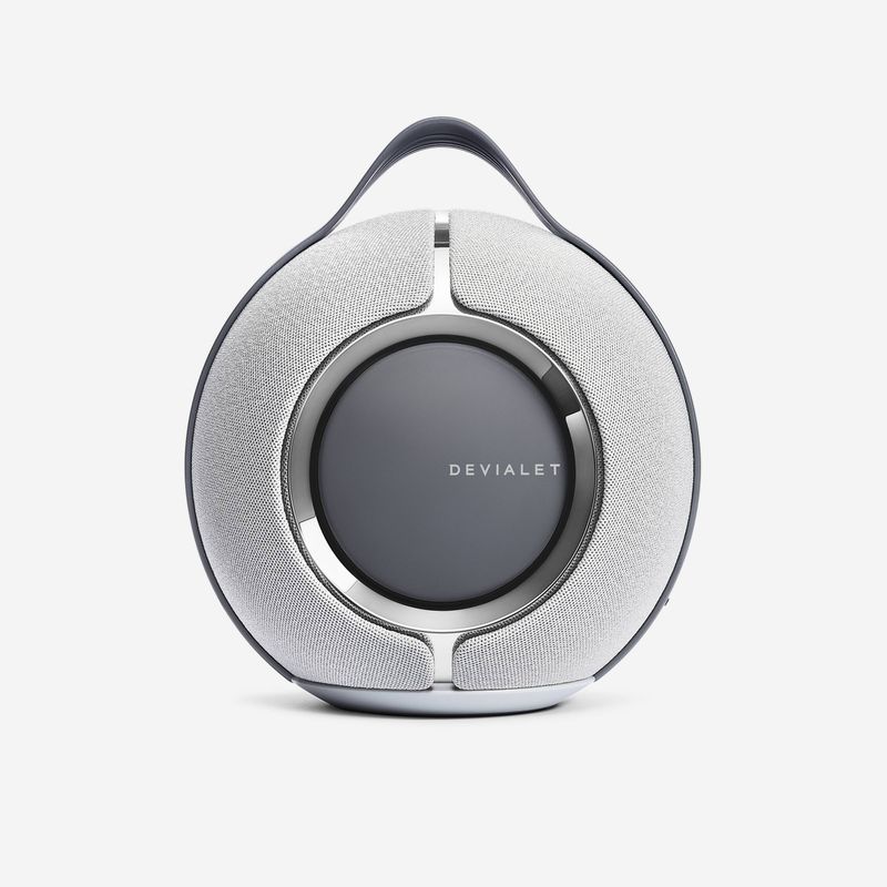 Devialet Mania med ladestasjon.